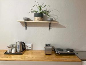 مرافق لصنع الشاي والقهوة في Aloe Cottage