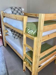 Aloe Cottage في نيلسبروت: سريران صغيران خشبيان في غرفة