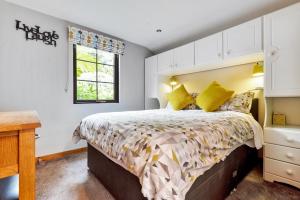 Кровать или кровати в номере Hamble Retreat Studios and Lodge