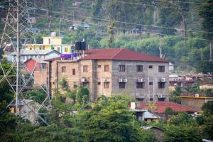 un gruppo di edifici in una città alberata di Siddhartha Resort, Chisapani a Chisāpānī