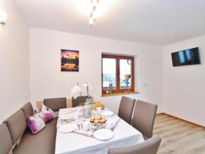 TV a/nebo společenská místnost v ubytování Cozy apartment with mountain views + 15 fotografií