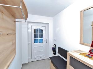 een kamer met een witte deur, een wastafel en een aanrecht bij Cozy apartment with mountain views in Wald im Pinzgau