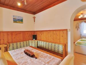ニーダーンジルにあるApartment in Niedernsill with Private Terraceのベッドルーム1室(壁に十字架付きのベッド1台付)