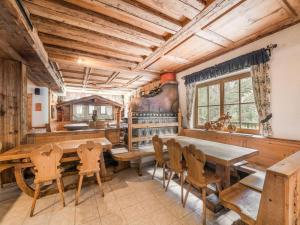 jadalnia z drewnianymi stołami i krzesłami w obiekcie Chalet in Stubaital by Ski Slope & Sauna w Neustift im Stubaital