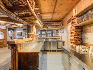 cocina grande con techos de madera y encimeras de madera en Quaint alpine hut in the Stubaital with sauna, en Neustift im Stubaital