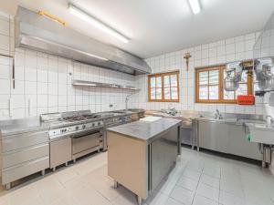 Kuchnia lub aneks kuchenny w obiekcie Chalet in Stubaital by Ski Slope & Sauna