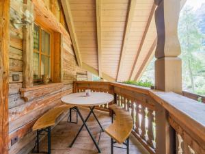stół i krzesła na ganku kabiny w obiekcie Chalet in Stubaital by Ski Slope & Sauna w Neustift im Stubaital