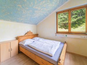 1 dormitorio con 1 cama y una pintura en el techo en Quaint alpine hut in the Stubaital with sauna, en Neustift im Stubaital