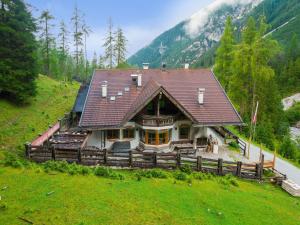 dom na polu z górą w obiekcie Chalet in Stubaital by Ski Slope & Sauna w Neustift im Stubaital +29 zdjęć