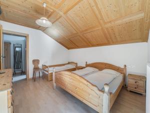 Łóżko lub łóżka w pokoju w obiekcie Chalet in Stubaital by Ski Slope & Sauna