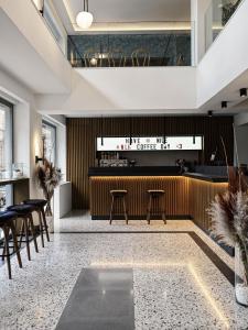 um restaurante com um bar com mesas e cadeiras em NLH KERAMEIKOS - Neighborhood Lifestyle Hotels em Atenas