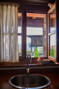 fregadero de cocina y ventana con vistas en La Quintana de Somao, Casa de Abajo en Somado