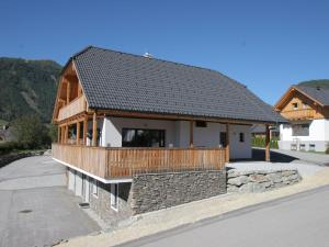 マウテルンドルフにあるChalet on Ski Slope in Mauterndorf with Sauna Bubble Bathの路上黒屋根の家