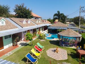 Bazén v ubytování พลอยฟ้ารีสอร์ทเขาเต่า Ployfarresortkhaotao nebo v jeho okolí