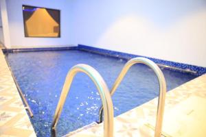 Bazén v ubytování Al Khuzama Resort nebo v jeho okolí