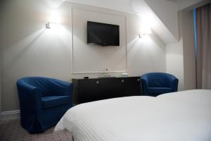 Televízia a/alebo spoločenská miestnosť v ubytovaní Hotel Focus