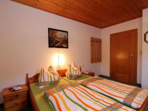 ein Schlafzimmer mit einem Bett und einer Holzdecke in der Unterkunft Serene Cottage in Neukirchen am Gro venediger in Neukirchen am Großvenediger