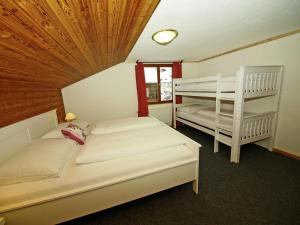 1 dormitorio con 2 camas y 2 literas en Spacious Holiday Home in Kappl with Terrace en Kappl