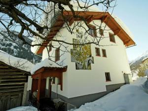 un edificio blanco con nieve en el techo en Spacious Holiday Home in Kappl with Terrace en Kappl