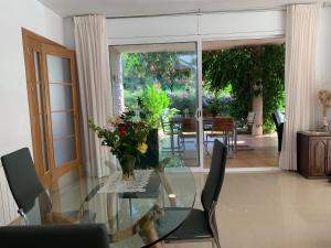 A seating area at Villa Dacar