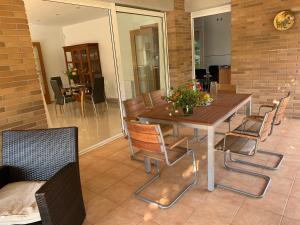 A seating area at Villa Dacar