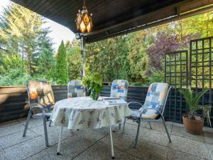 a table and four chairs on a patio at Bungalow with garden in Kaumberg near Vienna in Kaumberg