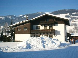 Apartment in Niedernsill near Zell am See Ski Lift during the winter