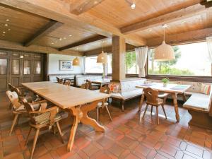AngerbergにあるCozy Holiday Home in Angerberg with Saunaのダイニングルーム(木製テーブル、椅子付)