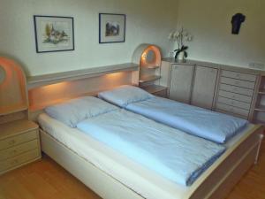 Ein Bett oder Betten in einem Zimmer der Unterkunft Cozy Apartment in Oberperfuss near Ski Area