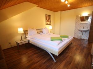 KrisplにあるApartment in Krispl near Hiking Trailsの大きなベッドと洗面台のある寝室 +25枚の写真