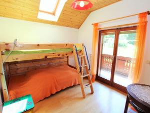 Etagenbett in einem Zimmer mit einer Leiter in der Unterkunft Apartment in Koettmannsdorf near bathing lake in Wurdach
