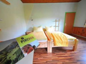 um quarto com uma cama com um livro no chão em Apartment in Vordernberg near ski area em Vordernberg