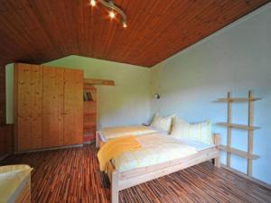 VordernbergにあるApartment in Vordernberg near ski areaのベッドルーム1室(ベッド1台付)