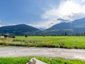 ein Grasfeld mit Bergen im Hintergrund in der Unterkunft Chalet with garden in Bad Hofgastein Salzburg in Bad Hofgastein