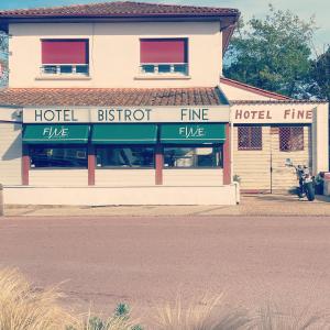 una tienda de hotel con una motocicleta estacionada frente a ella en Hotel Bistrot FINE, en Anglet