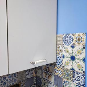 un armario blanco con un montón de azulejos en MAISON PLATONE, en Alessandria