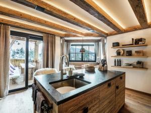 kuchnia ze zlewem i dużym oknem w obiekcie Chalet in Wagrain near Ski Lift w mieście Wagrain
