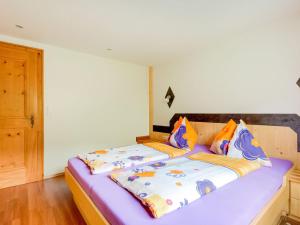 łóżko z 2 poduszkami w pokoju w obiekcie Apartment on the mountainside in Silbertal w mieście Silbertal