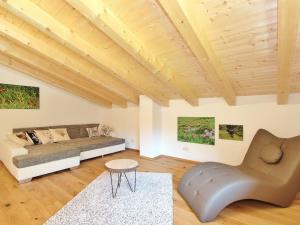 ヴァルト・イム・ピンツガウにあるBoutique Holiday Home in Wald in Pinzgau with Gardenのリビングルーム(ソファ、テーブル付)