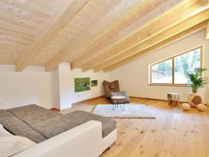 ヴァルト・イム・ピンツガウにあるBoutique Holiday Home in Wald in Pinzgau with Gardenの広いベッドルーム(ベッド1台、窓付)