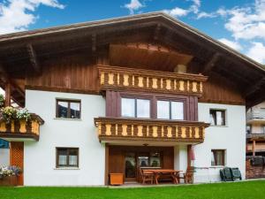 una casa con balcone e tavolo di Apartment in Silbertal near Ski Lift a Silbertal