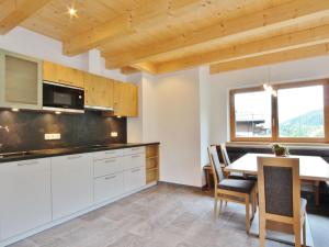 Boutique Holiday Home in Wald in Pinzgau with Gardenにあるキッチンまたは簡易キッチン