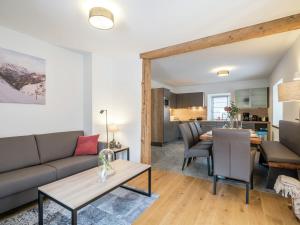 salon z kanapą i stołem w obiekcie Premium maisonette near ski resorts w mieście Sankt Michael im Lungau