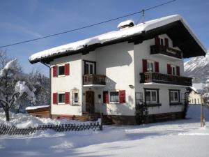 Chalet in Ellmau near Skiwelt Slopes talvel