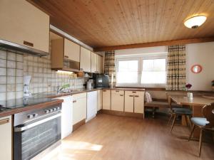 eine Küche mit einem Tisch und einem Esszimmer in der Unterkunft Beautiful Holiday Home near Ski Area in Ellmau in Ellmau