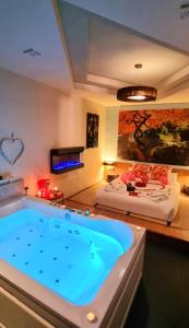 Espacios Del Mundo في Carenas: حوض استحمام كبير في غرفة مع سرير