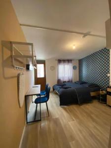 1 dormitorio con cama, escritorio, cama y mesa en NG SuiteHome - Lille I Roubaix Rémy Cogghe - Studio - Netflix - Wifi en Roubaix