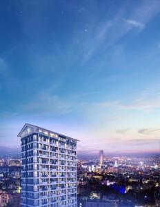 ARK HOTEL في بنوم بنه: اطلالة على مبنى طويل في مدينة