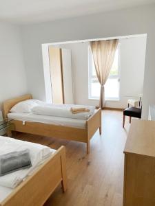 1 dormitorio con 2 camas y un espejo grande en Gästezimmer Ödenburgerstraße, en Pöttsching