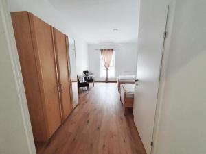a hallway with a room with a door and a table at Gästezimmer Ödenburgerstraße in Pöttsching